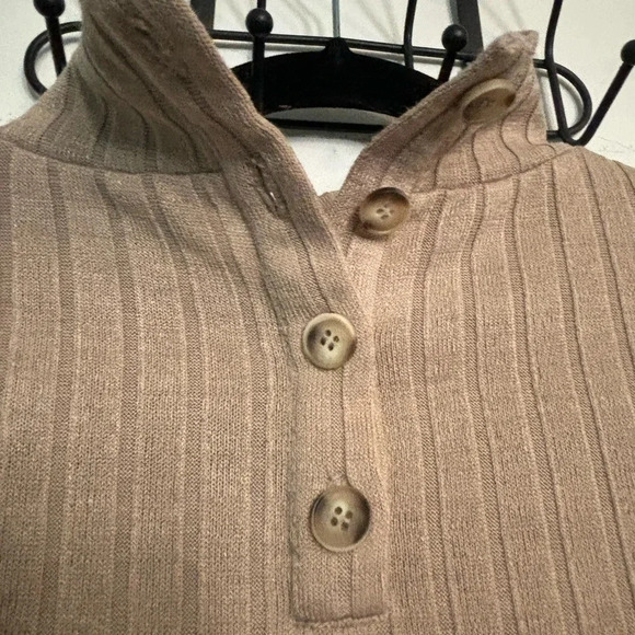Doe & Rae Womens Mock Neck Ribbed‎  Tan Sweater Back Button Detail Size Small - Picture 3 of 4